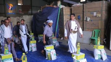 وكيل أول محافظة الحديدة يدشن مشروع توزيع 5 آلاف سلة غذائية طارئة