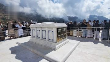 قيادة وزارة النفط تزور ضريح الشهيد القائد في صعدة قيادة وزارة النفط تزور ضريح الشهيد القائد في صعدة