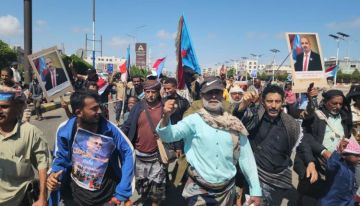 بدء توافد المواطنين إلى ساحة العروض من مديريات عدن والمحافظات الجنوبية بدء توافد المواطنين إلى ساحة العروض من مديريات عدن والمحافظات الجنوبية