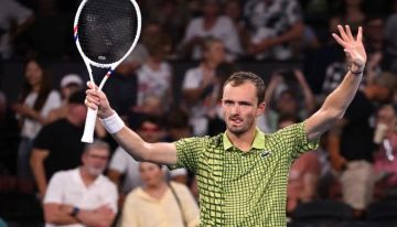 ميدفيديف يقلب الطاولة على ماشرزاك.. وكوستيوك تطيح بأندريفا في برزبين