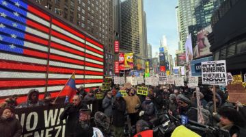 احتجاجات في نيويورك وواشنطن ضد العملية الأمريكية في فنزويلا احتجاجات في نيويورك وواشنطن ضد العملية الأمريكية في فنزويلا