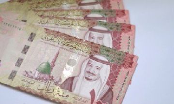 مطالبات بوضع حد للتفاوت.. جنود يتقاضون آلاف الريالات بالسعودي وآخرون لا يتجاوز راتبهم 58 ألف ريال يمني