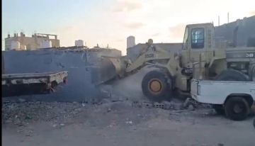 إزالة بناء عشوائي في عدن .. ومصدر يوضح : اشعارات وحدة حماية الأراضي (مجانا)