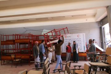 توزيع 120 كرسيا مزدوجا لعدد من مدارس تعز