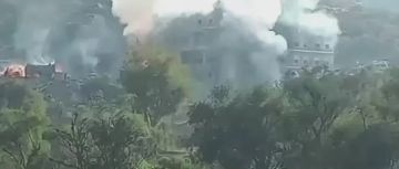 شاهد لحظة استهداف مخزن أسلحة قام الزبيدي بنقلها من عدن إلى الضالع (فيديو)