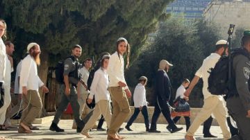 مستوطنون صهاينة يقتحمون باحات المسجد الأقصى