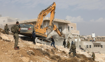 الاحتلال يجبر مقدسيا على هدم منزله ذاتيا في حي وادي قدوم بسلوان