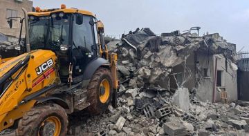 العدو الإسرائيلي يجبر عائلة فلسطينية على هدم منزلها ذاتيا في البعنة العدو الإسرائيلي يجبر عائلة فلسطينية على هدم منزلها ذاتيا في البعنة