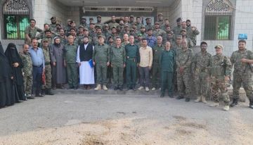 تكريم ( 3 ) جنود من شرطة الشعب بالبريقة نجحوا بضبط متهمين في قضية إختطاف طفلة من الحديدة إلى عدن تكريم ( 3 ) جنود من شرطة الشعب بالبريقة نجحوا بضبط متهمين في قضية إختطاف طفلة من الحديدة إلى عدن