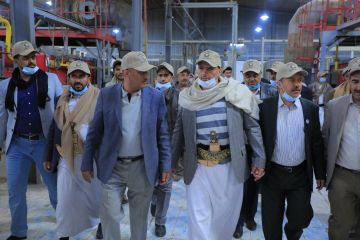 القائم بأعمال وزير الاقتصاد يدشن استئناف عملية الإنتاج في احد المصانع المتعثرة