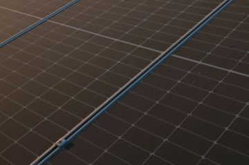 لوحة شمسية بسماكة ورقة!.. ابتكار صيني جديد