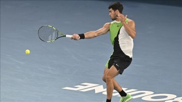 بمباراة ماراثونية استمرت 5 ساعات ونصف.. ألكاراز يبلغ نهائي أستراليا المفتوحة للتنس