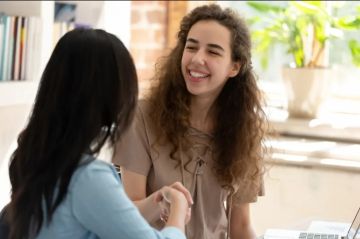 أقوى عبارات عن الثقة بالآخرين.. أساس العلاقات الناجحة