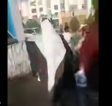 مسلحو الانتقالي يعاودون الظهور في عدن ويختطفون مواطنين طالبوا بالكشف عن مصير ذويهم المخفيين في السجون السرية (فيديو)