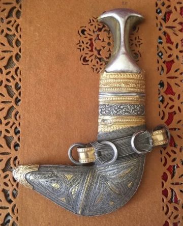 ما اسم الخنجر التقليدي الذي يشتهر به اليمنيون؟