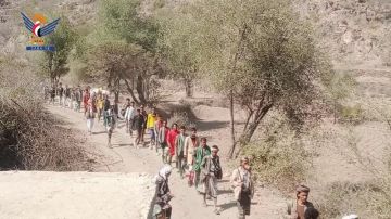 مسير ومناورة لخريجي دورات التعبئة في بني سليمان بحزم العدين في إب مسير ومناورة لخريجي دورات التعبئة في بني سليمان بحزم العدين في إب