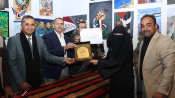تكريم الفائزين في مسابقة ومعرض الفنون التشكيلية الرابع لطلبة الجامعات اليمنية