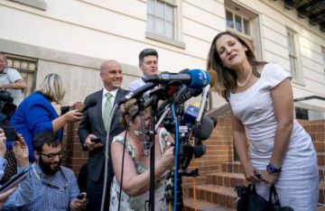 الرئيس الأوكراني يعين وزيرة الخارجية الكندية السابقة مستشارة له