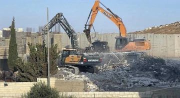 العدو الإسرائيلي يشرع بهدم منزل قيد الإنشاء في دار صلاح شرق بيت لحم