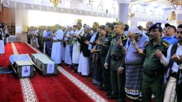 تشييع جثماني الشهيدين الجرموزي ومنصور في الحديدة