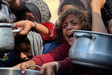 العدو الإسرائيلي يواصل منع إدخال مواد الإغاثة والإيواء إلى غزة