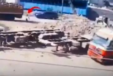 كاميرات مراقبة ترصد الشخص الذي ركن سيارة مفخخة استهدفت موكب العميد حمدي شكري في عدن - فيديو 