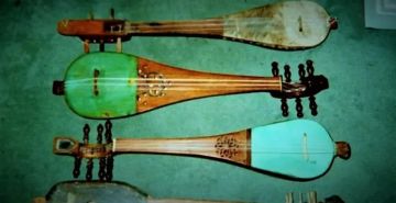 ما هي الآلة الموسيقية الوترية (القديمة) التي سبقت العود الحديث في جلسات المقيل الصنعانية؟