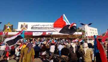 أبناء الجنوب يحيون الذكرى العشرين للتصالح والتسامح الجنوبي بالعاصمة الجنوبية عدن أبناء الجنوب يحيون الذكرى العشرين للتصالح والتسامح الجنوبي بالعاصمة الجنوبية عدن