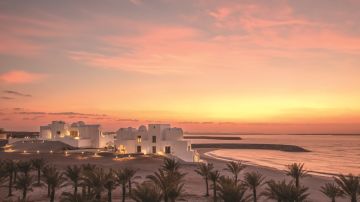 (أنانتارا سانتوريني أبوظبي).. رفاهية العزلة