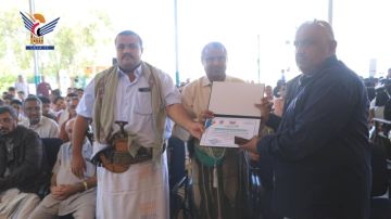 تكريم الفائزين بالمسابقات المنهجية ومواهب الطلبة والإذاعة المدرسية بالحديدة