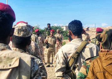 رئيس أركان المنطقة العسكرية الثانية يطلع على جاهزية لواء النخبة الحضرمي بالمكلا