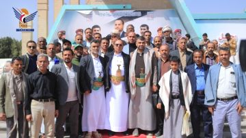 قيادات وزارة الإعلام والمؤسسات التابعة لها يزورون أضرحة الشهداء الصماد والرهوي والغماري قيادات وزارة الإعلام والمؤسسات التابعة لها يزورون أضرحة الشهداء الصماد والرهوي والغماري