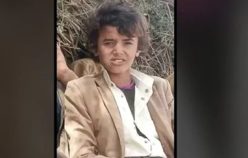 مجهولون يقتلون طفلا ويعلقون جثته على عمود حديدي في مديرية حوث بمحافظة عمران