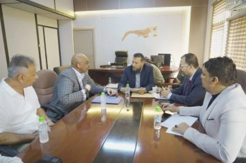 محافظ عدن الجديد يستبدل علم الانفصال في مكتبه بخارطته