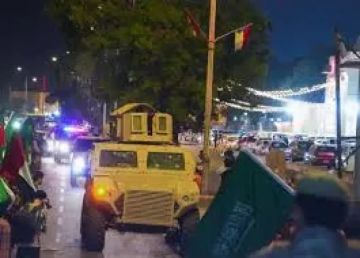 سكان العاصمة المؤقتة عدن يشيدون بالدعم السعودي ويعتبرونه طوق نجاة من الأزمة سكان العاصمة المؤقتة عدن يشيدون بالدعم السعودي ويعتبرونه طوق نجاة من الأزمة