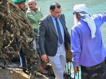 تعويم سفينة رتشفلد الغارقة في ميناء الاصطياد بعدن تعويم سفينة رتشفلد الغارقة في ميناء الاصطياد بعدن