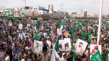 تظاهرة مناوئة للانتقالي ورافعة للأعلام السعودية في عدن