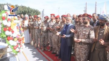 قيادة لواء مجمع الدفاع تزور أضرحة الشهداء الصماد والغماري والرهوي ورفاقهم