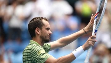 ميدفيديف يحجز مقعده في الدور الثاني ويقود كوكبة المتأهلين في ملبورن ميدفيديف يحجز مقعده في الدور الثاني ويقود كوكبة المتأهلين في ملبورن