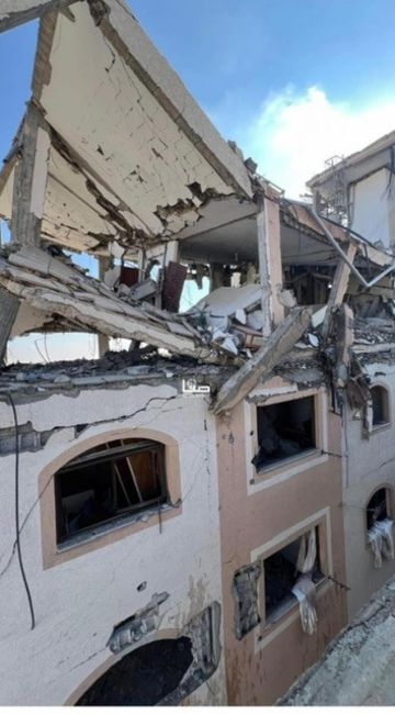 انهيار بناية آيلة للسقوط بمخيم المغازي في غزة والبحث عن مفقودين أسفلها