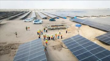شركة إماراتية توقف محطتي طاقة شمسية في عدن وشبوة بشكل مفاجئ