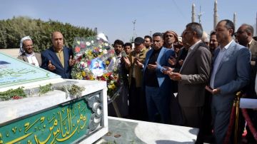 قيادة وكوادر وزارة الكهرباء تزور أضرحة الشهداء الصماد والرهوي والغماري قيادة وكوادر وزارة الكهرباء تزور أضرحة الشهداء الصماد والرهوي والغماري