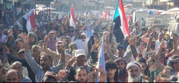 حشود الضالع تجدد التفويض للرئيس الزبيدي