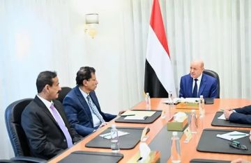 الرئيس العليمي يلتقي محافظي المهرة وشبوة ويصدر توجيهات هامة الرئيس العليمي يلتقي محافظي المهرة وشبوة ويصدر توجيهات هامة