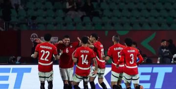 كاف يعاقب نجم منتخب مصر بسبب تصرفاته تجاه حكم مباراة السنغال