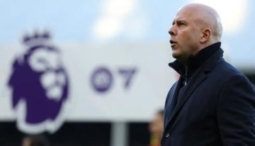 لاعب بيرنلي يوقع عقود انتقاله لليفربول