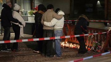 السلطات السويسرية ترجح أن تكون شموع شرارة قد تسببت بالحريق الذي أدى لمقتل العشرات خلال رأس السنة السلطات السويسرية ترجح أن تكون شموع شرارة قد تسببت بالحريق الذي أدى لمقتل العشرات خلال رأس السنة