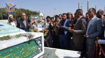 قيادة وزارة الكهرباء والمياه وهيئاتها ومؤسساتها تزور أضرحة الشهداء الصماد والرهوي والغماري