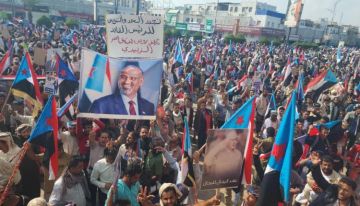 يحدث الان ساحة العروض...حشود جماهيرية مهيبة تجدد التفويض للرئيس الزبيدي بعدن