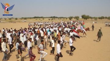 عرض شعبي لخريجي دورات طوفان الأقصى بمديرية الدريهمي في الحديدة